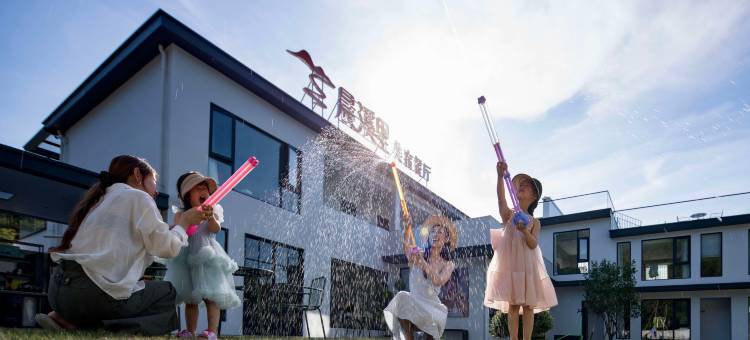 晨溪里ChanCely·门口溯溪漂流·亲子泳池度假美宿(天目山漂流店)图片