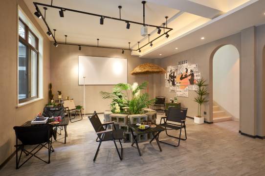 一介巷子里·露营影音设计民宿(普陀山机场蜈蚣峙码头店)