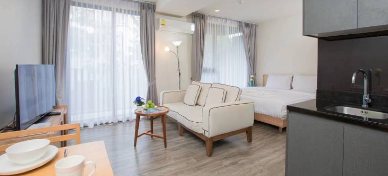 普吉芭东无边泳池豪华公寓(The DECK Condominium)图片