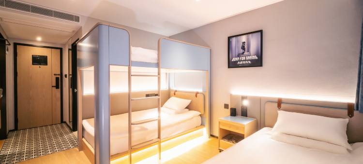 雷神电竞酒店(青岛中央商务区台东步行街店)图片