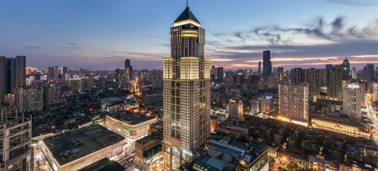 武汉江汉路步行街高空江景亚朵酒店图片