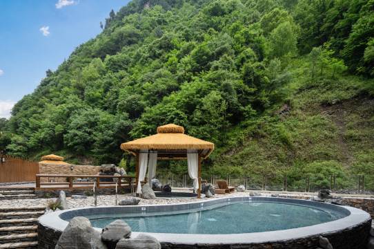 追山茗境温泉度假酒店(毕棚沟景区理小路店)图片