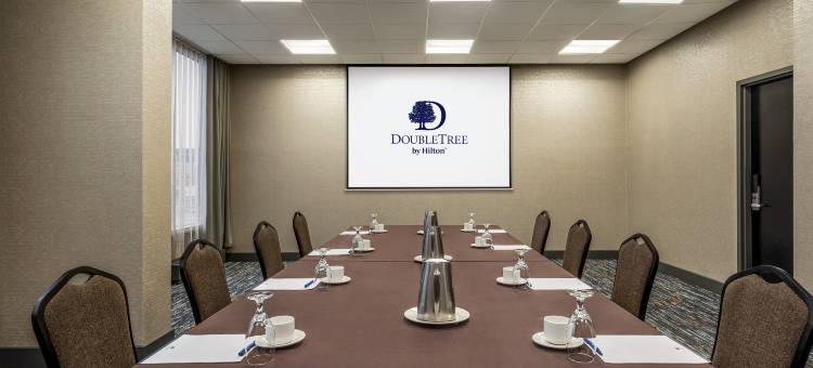 布弯卡利蒙特利尔机场西希尔顿逸林酒店及度假村(DoubleTree by Hilton Pointe Claire Montreal Airport West)图片