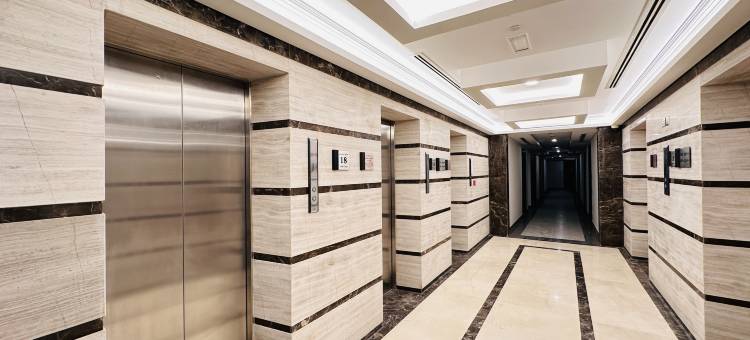 Upscale Apartment at Oval Tower Near Downtown with Balcony and Parking by Belvilla图片