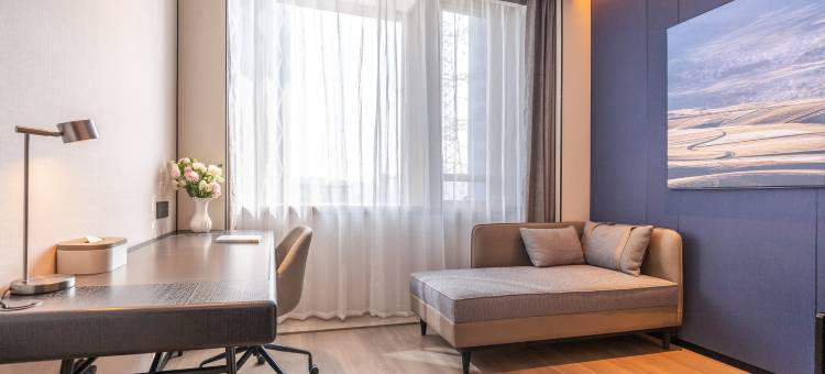 大连星海广场会展中心地铁站亚朵酒店图片