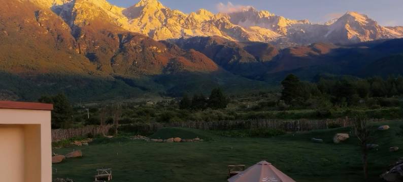 云水深深玉湖居•日照金山全景•秘境度假酒店图片
