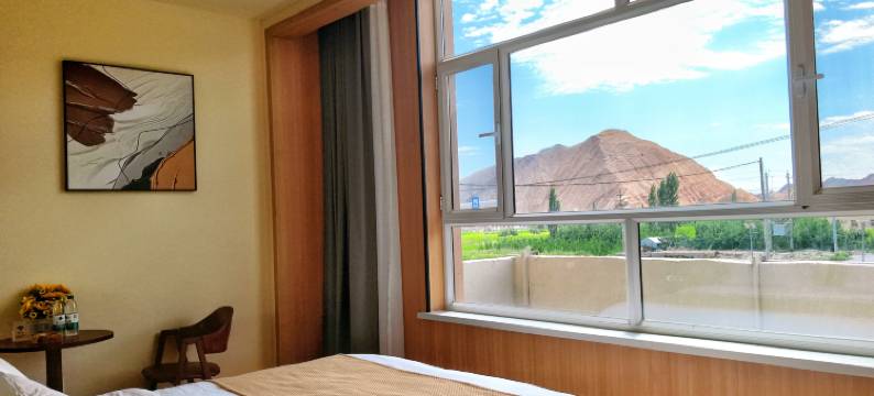 山来一宿酒店(七彩丹霞景区店)图片