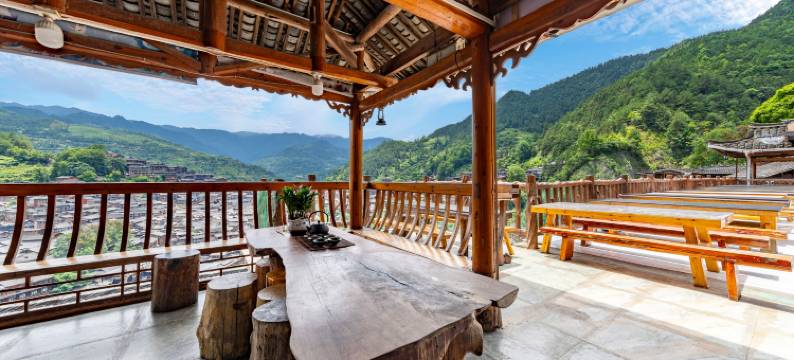 抱月楼·C位景观度假美宿(西江千户苗寨观景台店)图片