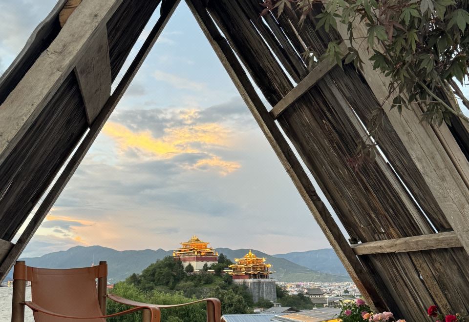 理昂·山语岚庭设计师供氧民宿(独克宗古城店)外景图