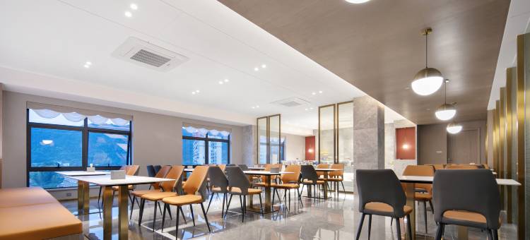 艺龙万国酒店(英山客厅温泉大道店)图片