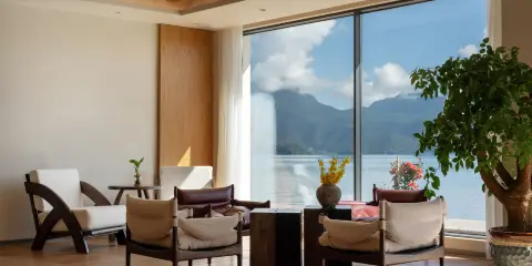 瀘沽湖路途湖景度假酒店(大落水碼頭店)