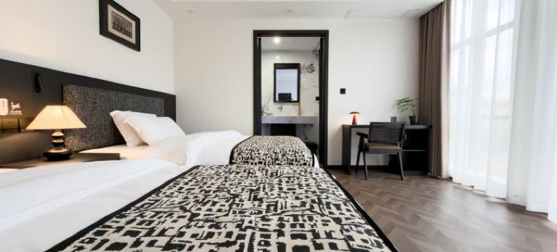 且慢·清晏影音酒店(昆明火车站东风广场店)图片