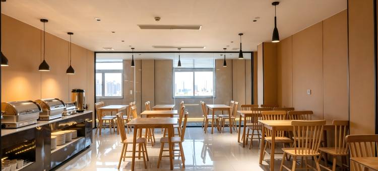 湖州西联影院酒店(织里镇四季淘宝城店)图片