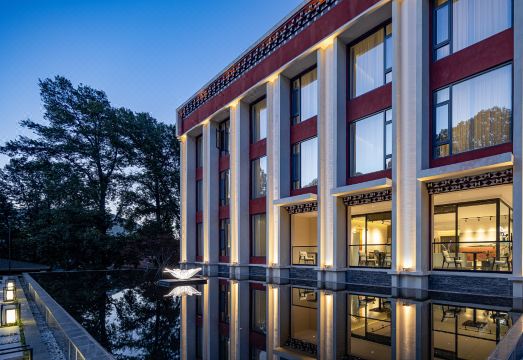 康定新都桥卧莲·花隐酒店外景图