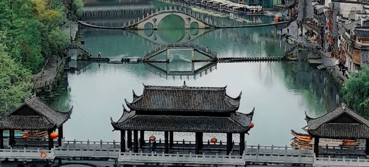 凤凰一泉江景·古桥云影·禅意设计师度假美宿(凤凰古城沱江店)图片