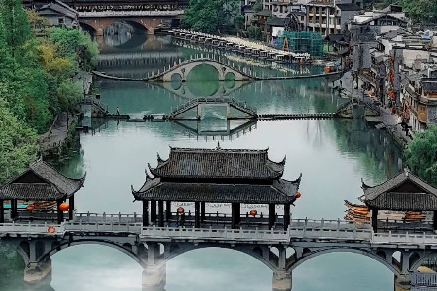 鳳凰一泉江景·古橋雲影·禪意設計師度假美宿(鳳凰古城沱江店)