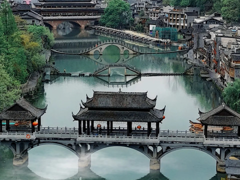 凤凰一泉江景·古桥云影·禅意设计师度假美宿(凤凰古城沱江店)