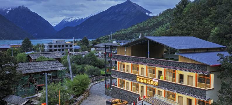 巴松措临山精品民宿图片