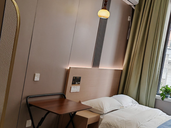 萝北宝泉岭尚城快捷宾馆