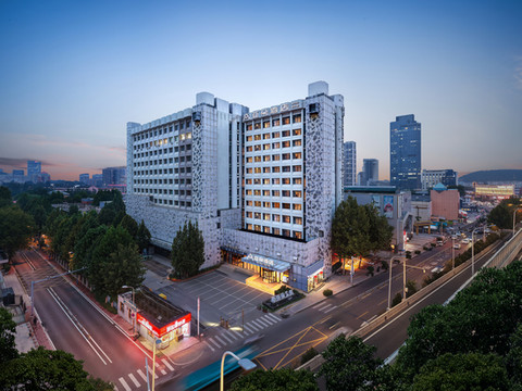 济南千佛山英雄山路亚朵酒店