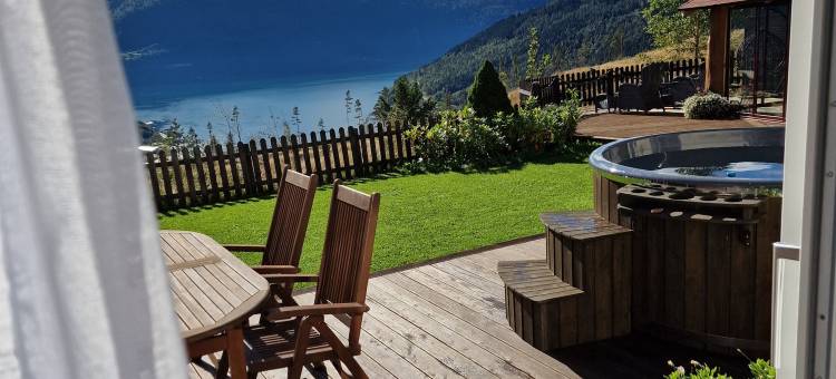 Mountain & Fjord View Apartment | Private Garden & Hot Tub图片