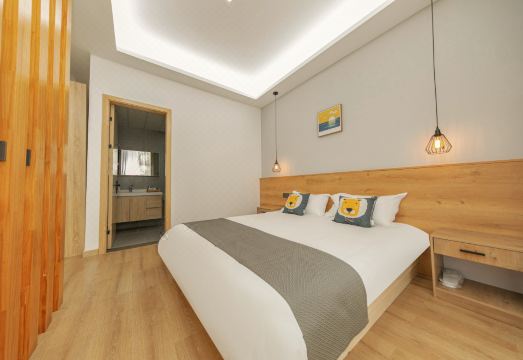 Fly House Homestay Hotel Overview