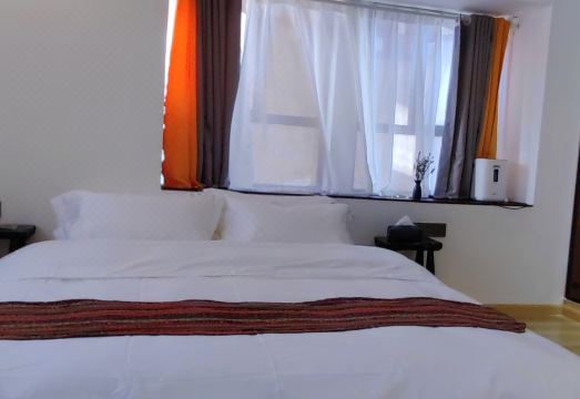 Litang Cloud Homestay Hotel Overview