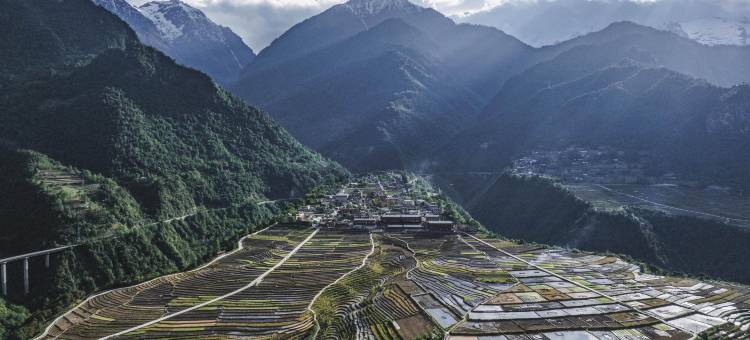 松赞丙中洛山居图片