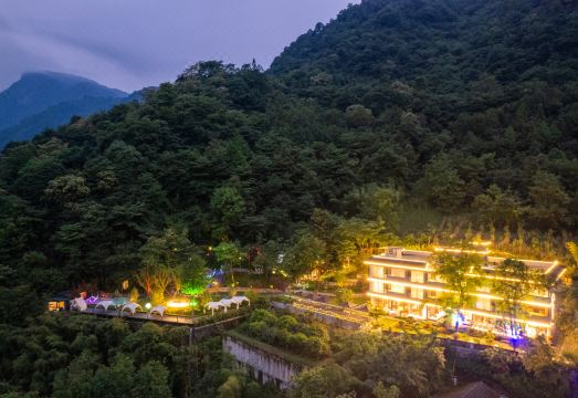 Qingcheng Mountain Wuchen One-night Forest Hot Spring HotelHotel Overview