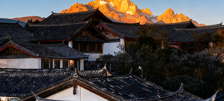 丽江古城·半山漫庭·日照金山雪山胜景观景度假民宿(四方街店)图片