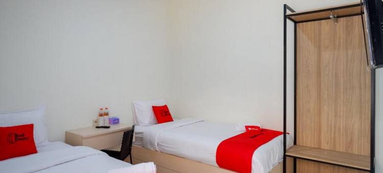 红多兹Kudus City城市广场家庭旅馆 2(RedDoorz near Alun Alun Kudus 2)图片