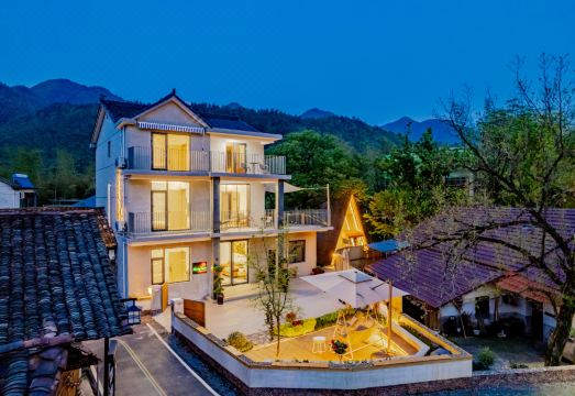 月亮湾时光向日葵民宿外景图