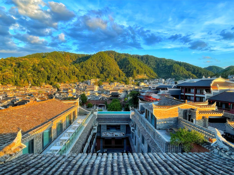 凤凰堂舍·见山酒店(凤凰古城店)