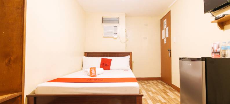 RedDoorz near PNR Espana Station图片