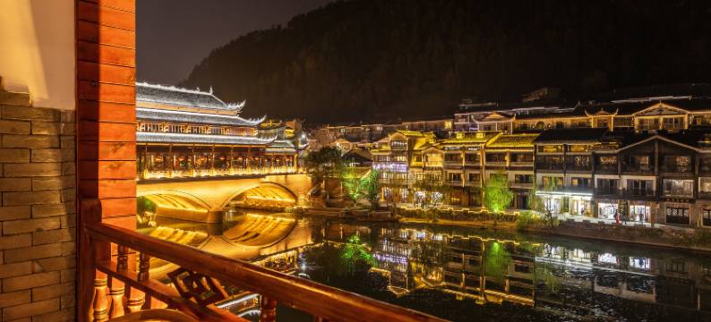诗和远方江景民宿(凤凰沱江云桥店)图片