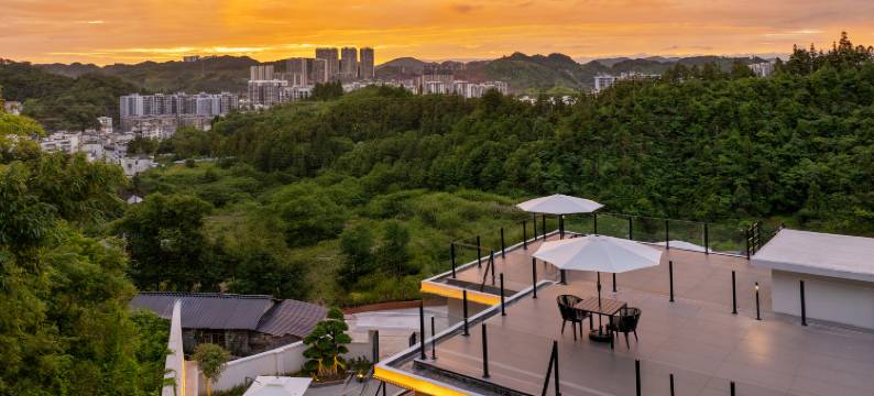 凤凰边城山野度假民宿(凤凰古城南华山森林公园店)图片