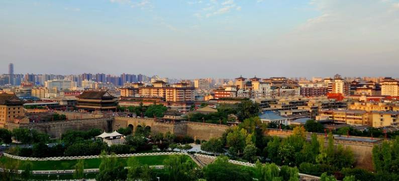 西安古城墙安定门地铁站美仑酒店图片