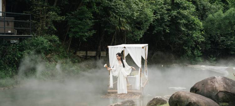 逐隐行·牧云山谷溪上秋千美宿图片