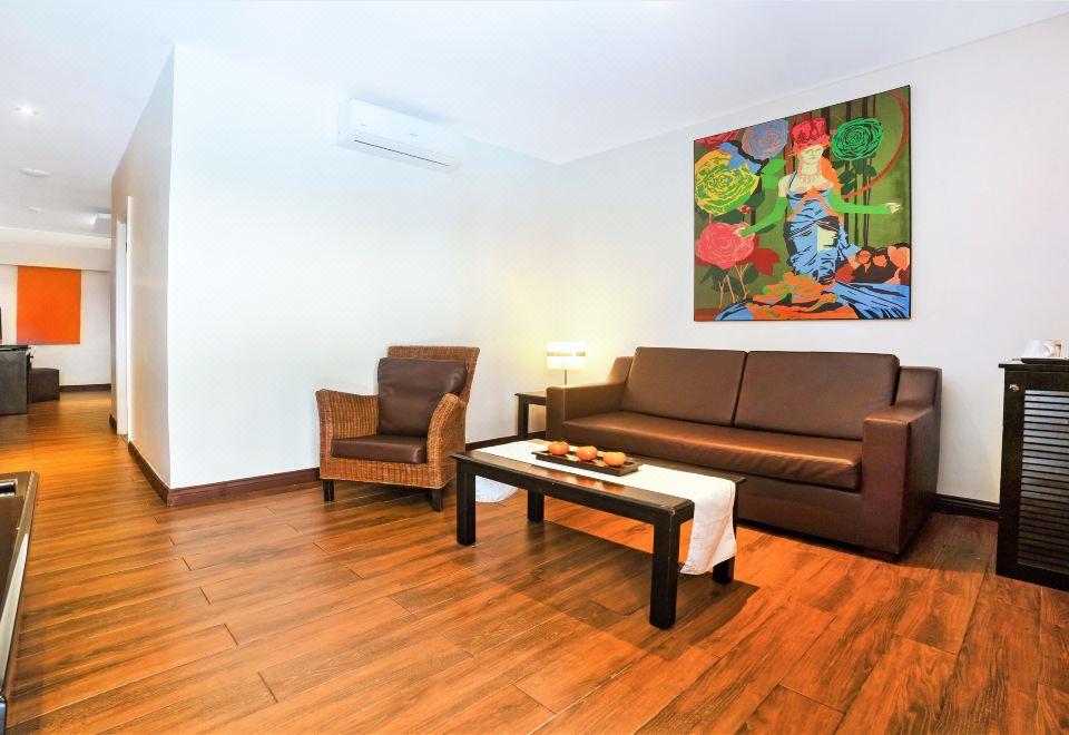 Court Meridian Hotel & Suites Over view