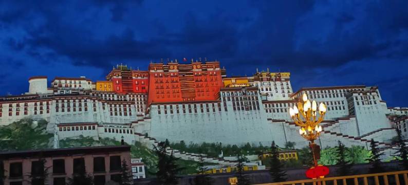 拉萨渝东假日酒店(大昭寺八廓街店)图片