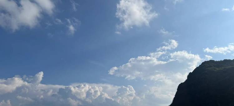 雾漫山野露营基地图片