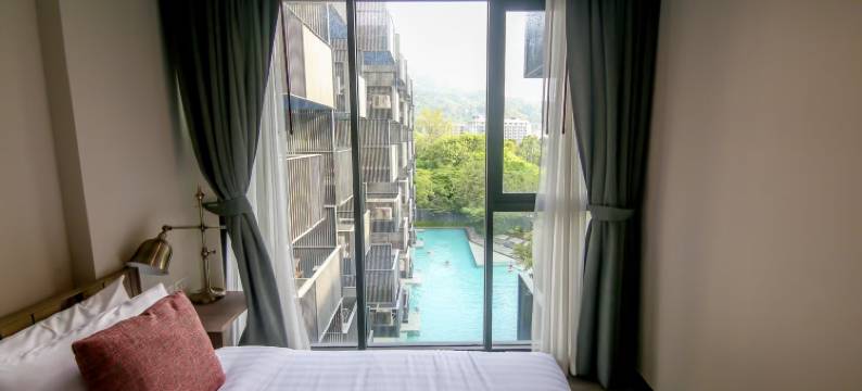 普吉芭东无边泳池豪华公寓(The DECK Condominium)图片
