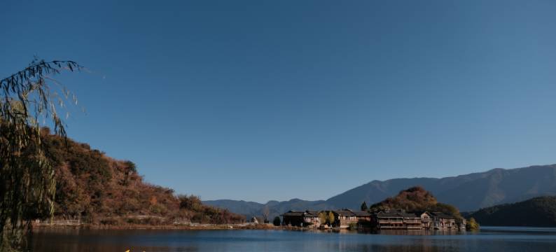 泸沽湖伴山隐宿湖景度假酒店图片