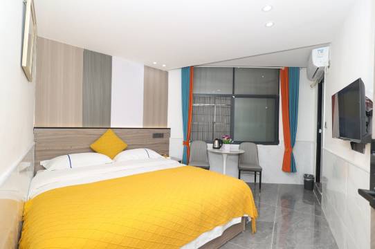 长沙鸿泉民宿(岳麓山溁湾镇地铁站店)