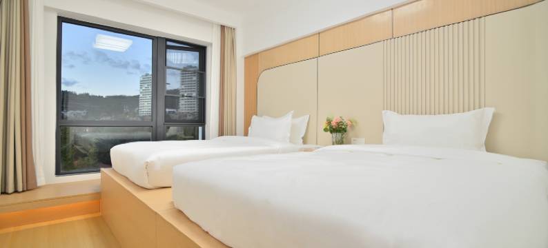 抚仙湖南燕度假酒店(月亮湾湿地公园店)图片