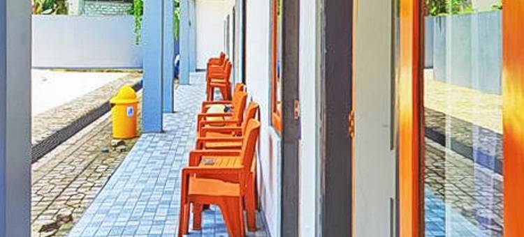 怀卡布巴克米特拉谢金娜寄宿家庭旅馆及咖啡馆 RedDoorz(Shekinah Homestay & Cafe Waikabubak RedPartner)图片