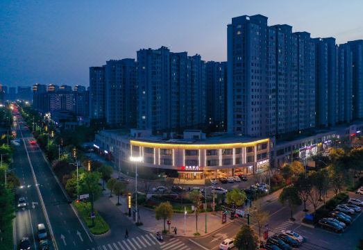 Borrman Hotel (Binhai Qichezhan Yigao Guangchang) Hotel Overview