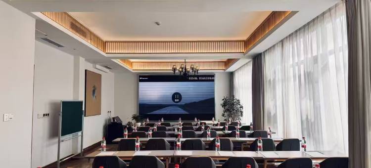 云水际·未来酒店(萨嘎店)图片