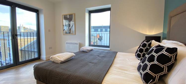 查尔斯霍普斯坦尼思河畔(Charles Hope Staines Riverside)图片