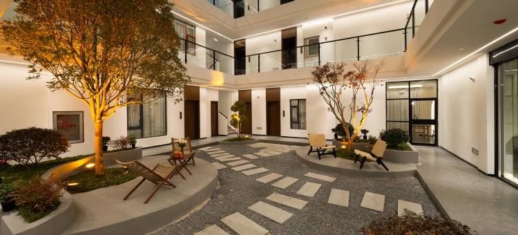 香格里拉余韵山居智能供氧民宿(独克宗古城大佛寺转经筒店)图片
